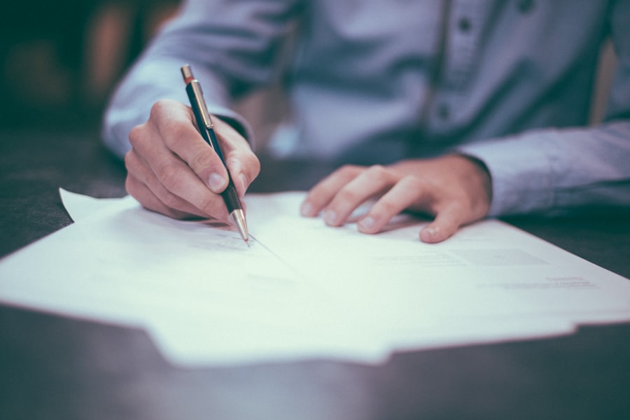 Firma de un contrato de trabajo con bolígrafo