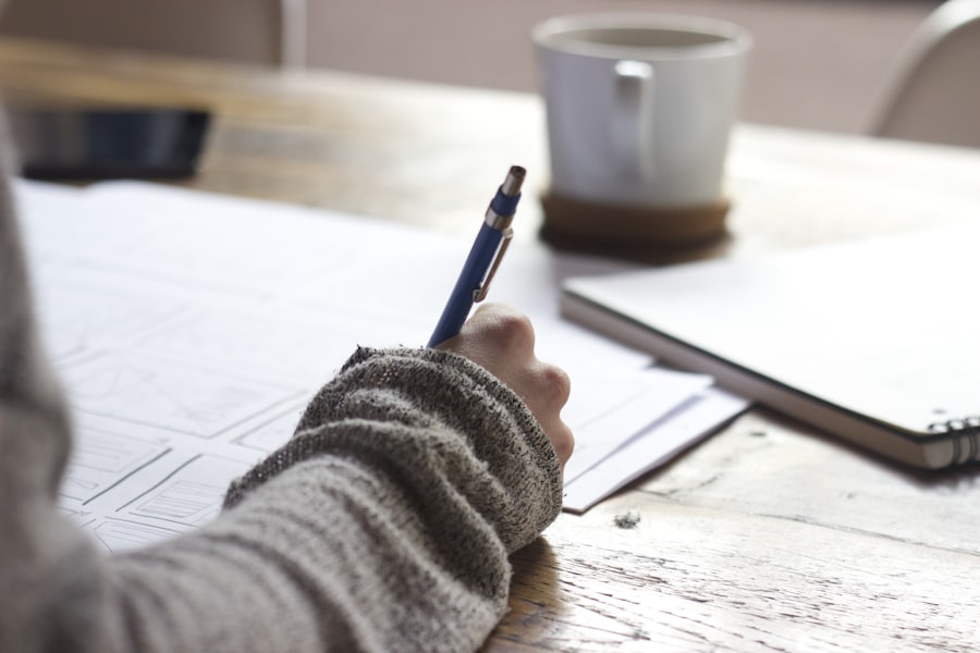 Escribiendo un currículum en inglés junto al portátil