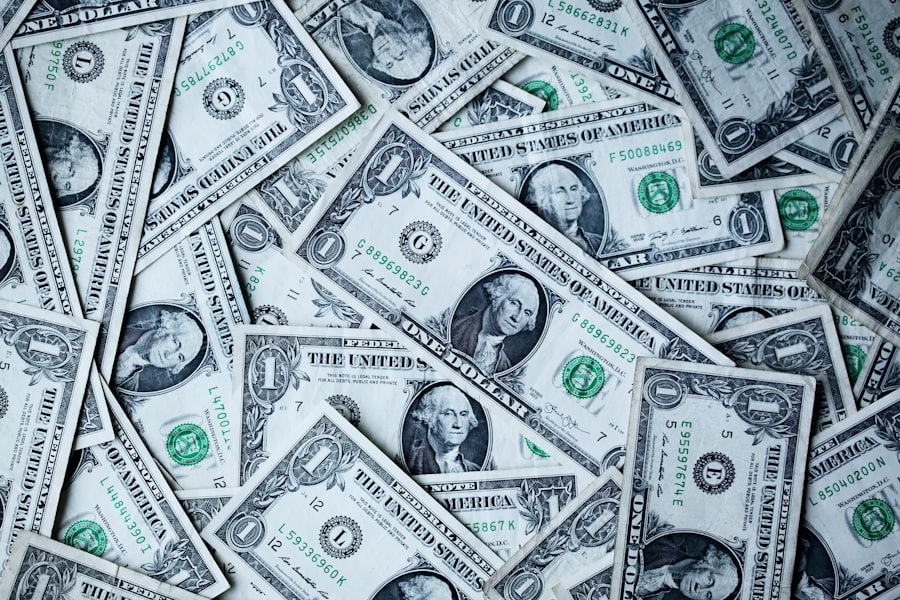 Billetes y calculadora representando el sueldo de un becario