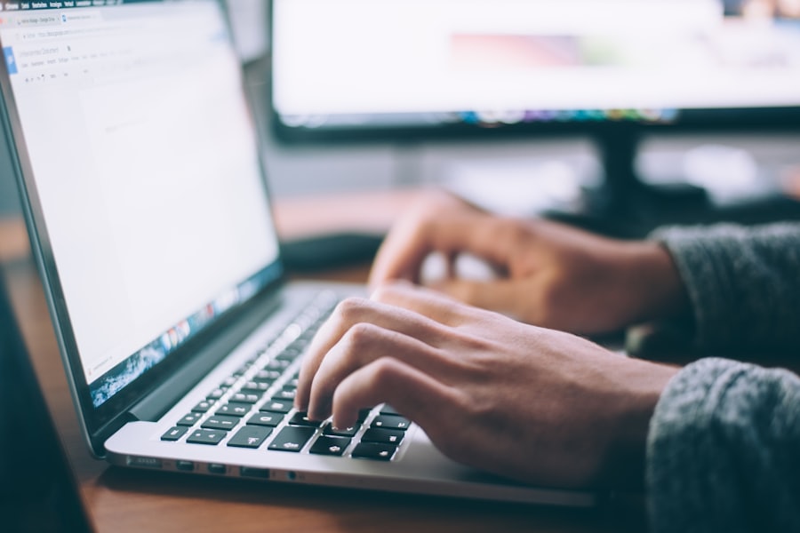 Búsqueda de empleo online desde un portátil